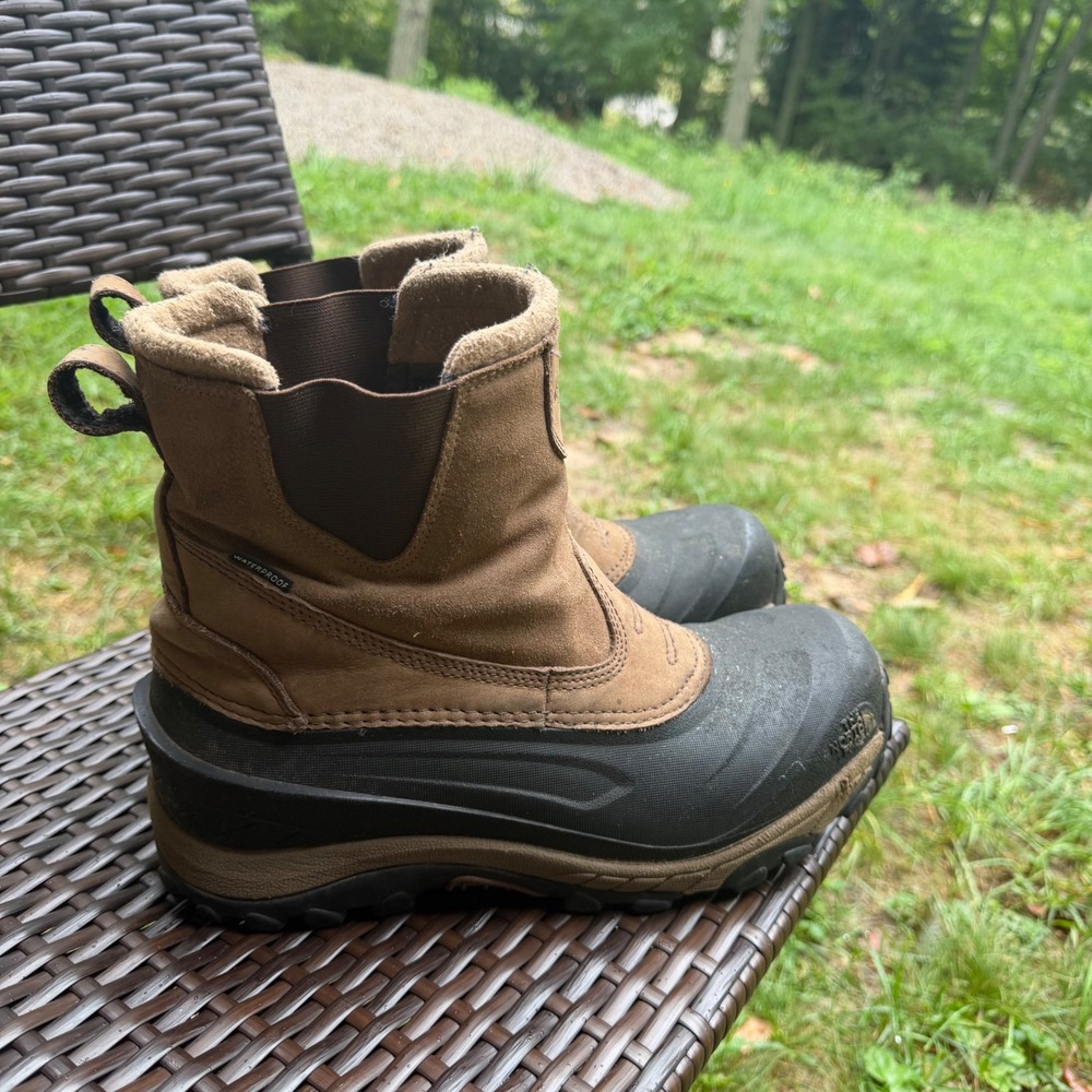A- The North Face Men Chilkat II Waterproof Insulated Winter Boots Brown US 10